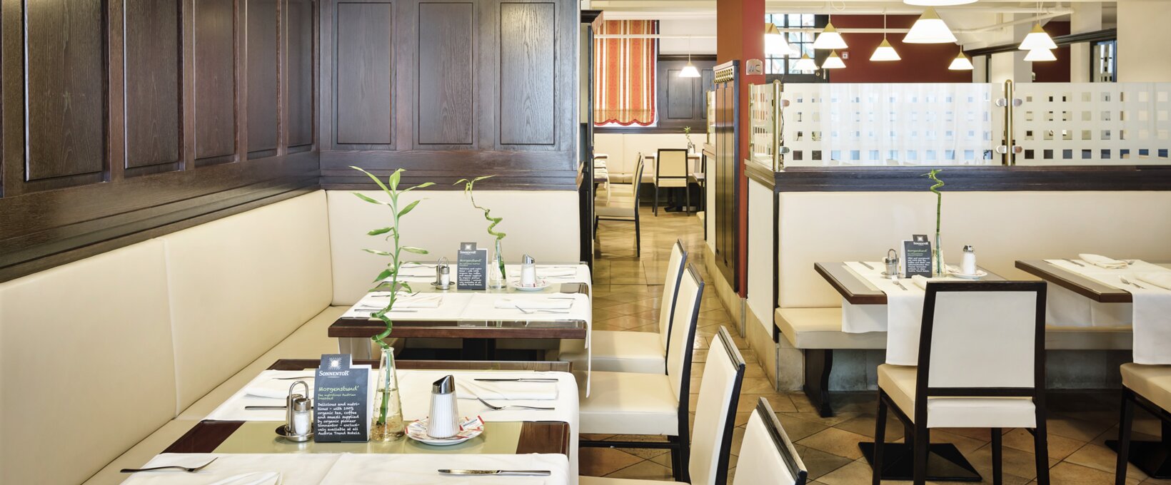 Restaurant "Zum Moser" | Hotel Ananas in Vienna Restaurant "Zum Moser" with laid table | Hotel Ananas in Vienna