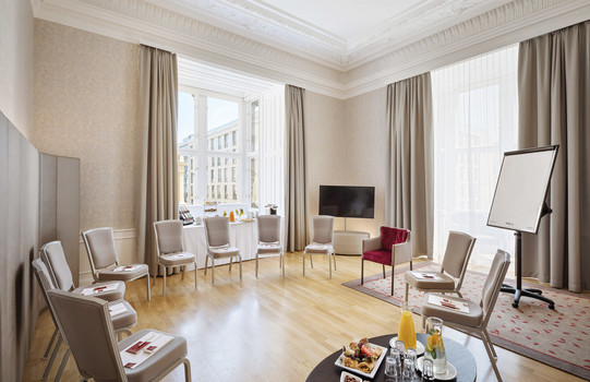 Junior Suite seminar room with armchair circle | Hotel Rathauspark in Vienna