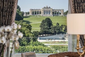 Ausblick auf die Gloriette | Schloss Schönbrunn Grand Suite in Wien