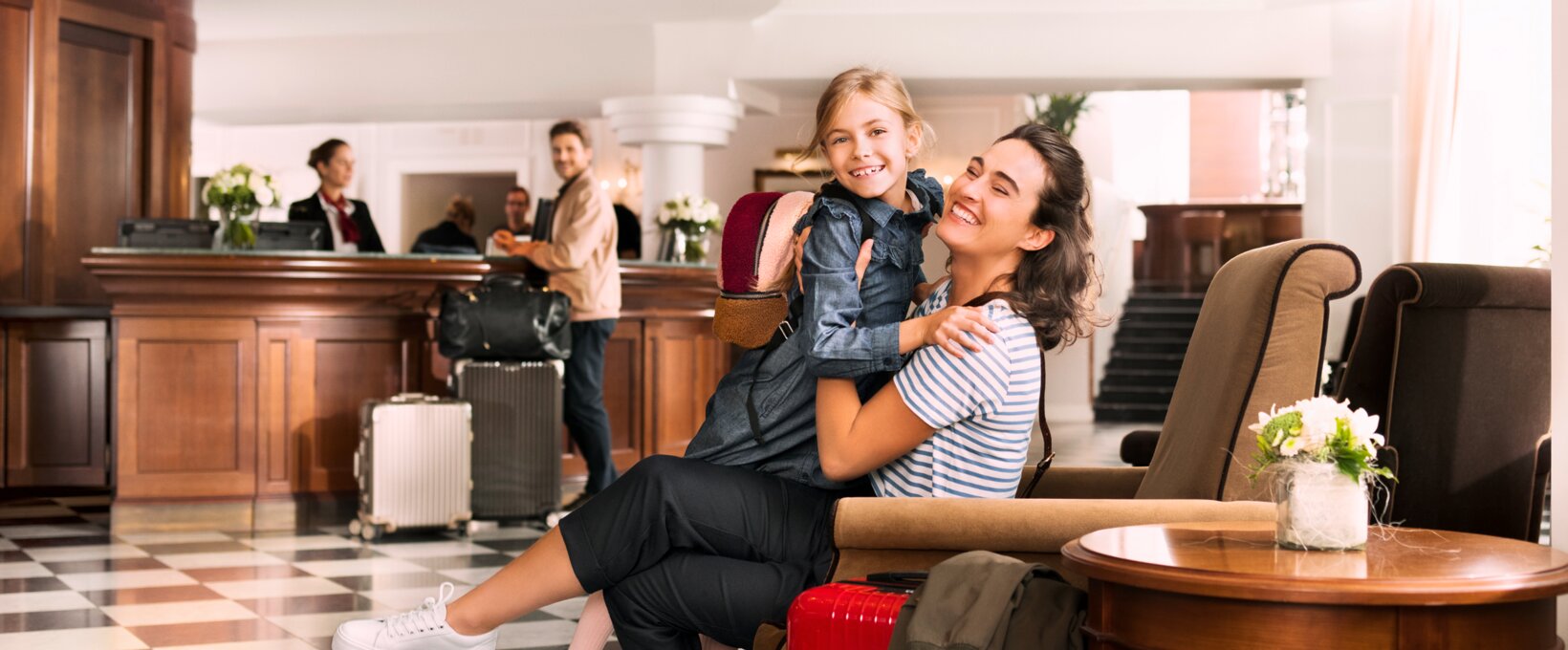 Familie beim Check In