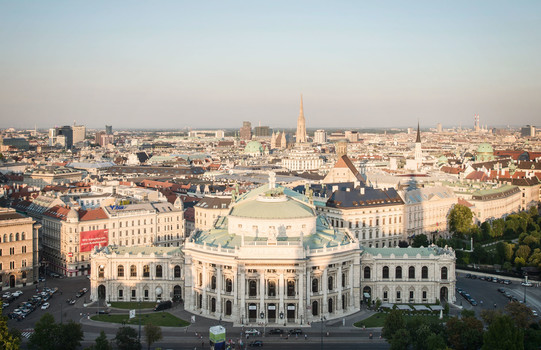 Burgtheater with city view | Vienna | © Wien Tourismus | Christian Stemper