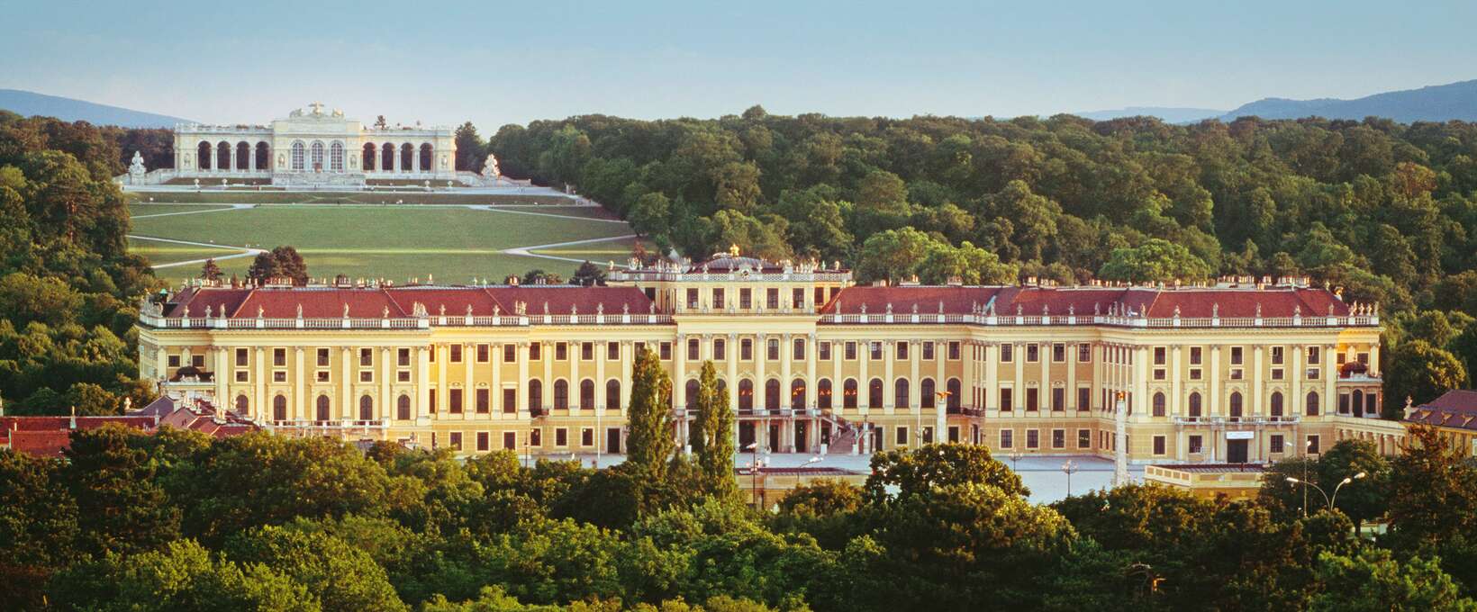 Schönbrunn In Wien Sehenswürdigkeiten Parkhotel Schönbrunn